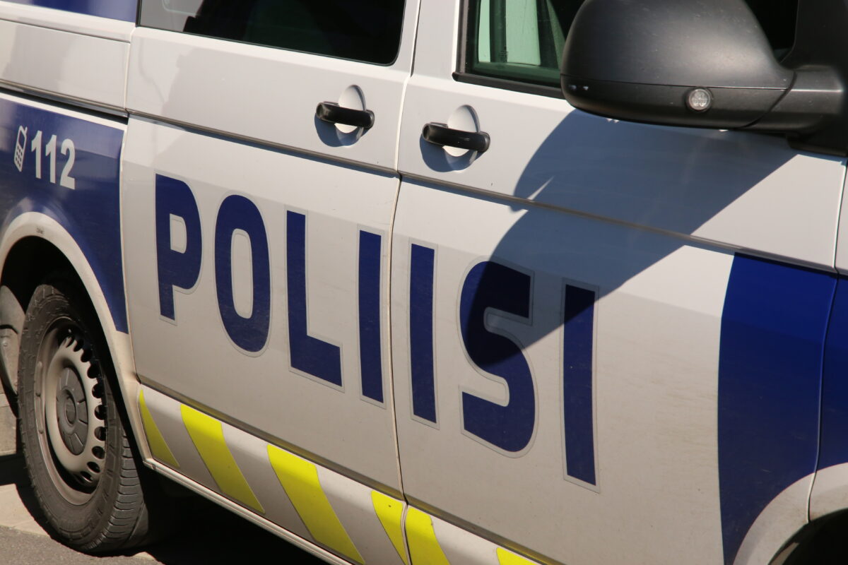 Auto päätyi ojaan Pirkkalassa – Kuljettaja ja matkustaja yrittivät juosta poliisia karkuun
