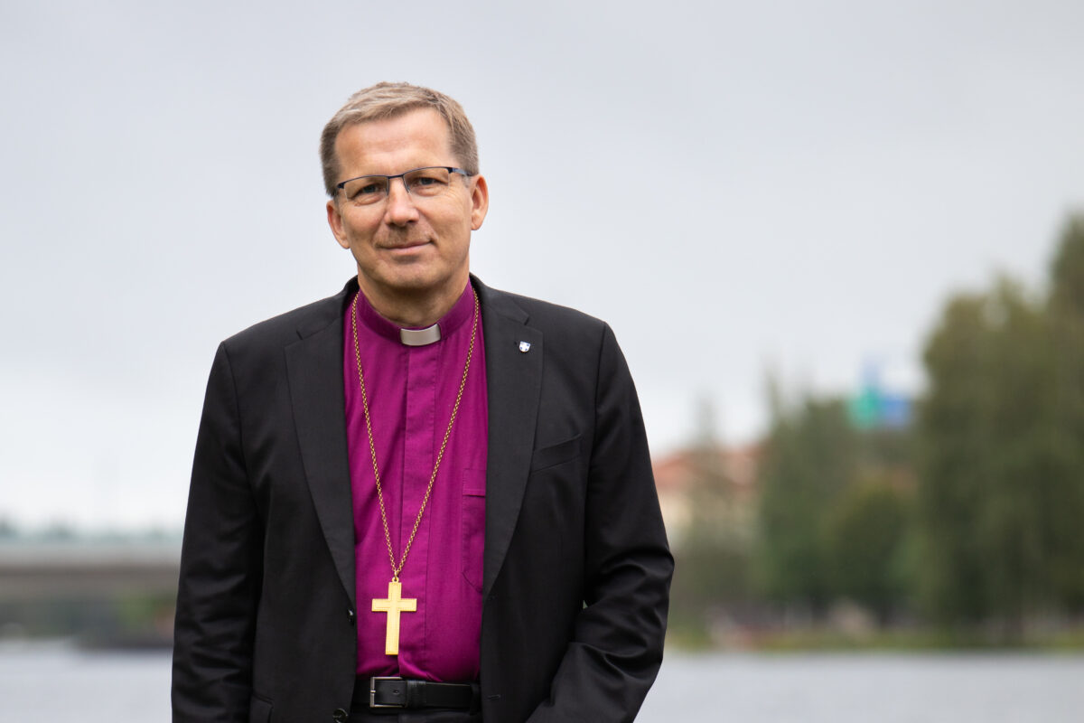 Piispa Jukka Keskitalo: ”Lapsen isoista huolenaiheista pitää puhua, mutta lapsen ei tarvitse tietää kaikesta kaikkea”
