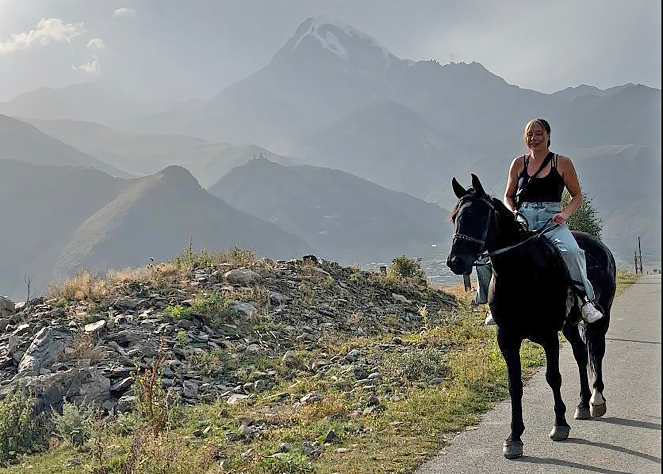 Pirkkalalainen Jasmi Qvick, 33, näki jouluna enneunen, jossa hän ratsasti vuoristossa ja oli onnellinen – hän opetteli heti ratsastamaan ja lähti syksyllä vaeltamaan Georgiaan ja Armeniaan