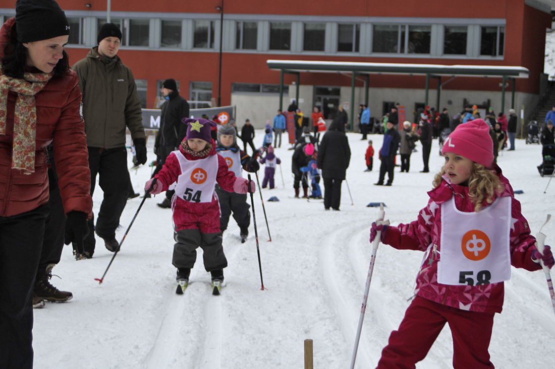 Paikoillanne, valmiit, hep! Pirkkalassa järjestetään hiihtokouluja ja -kisoja lapsille ja nuorille, ensimmäiset jo tällä viikolla
