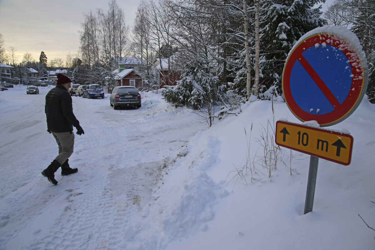 Lukijalta: Pirkkala voisi myöntää ikäihmisille tienviittoja, jotka kertoisivat auraajille, että talon eteen ei saa jättää lumivallia