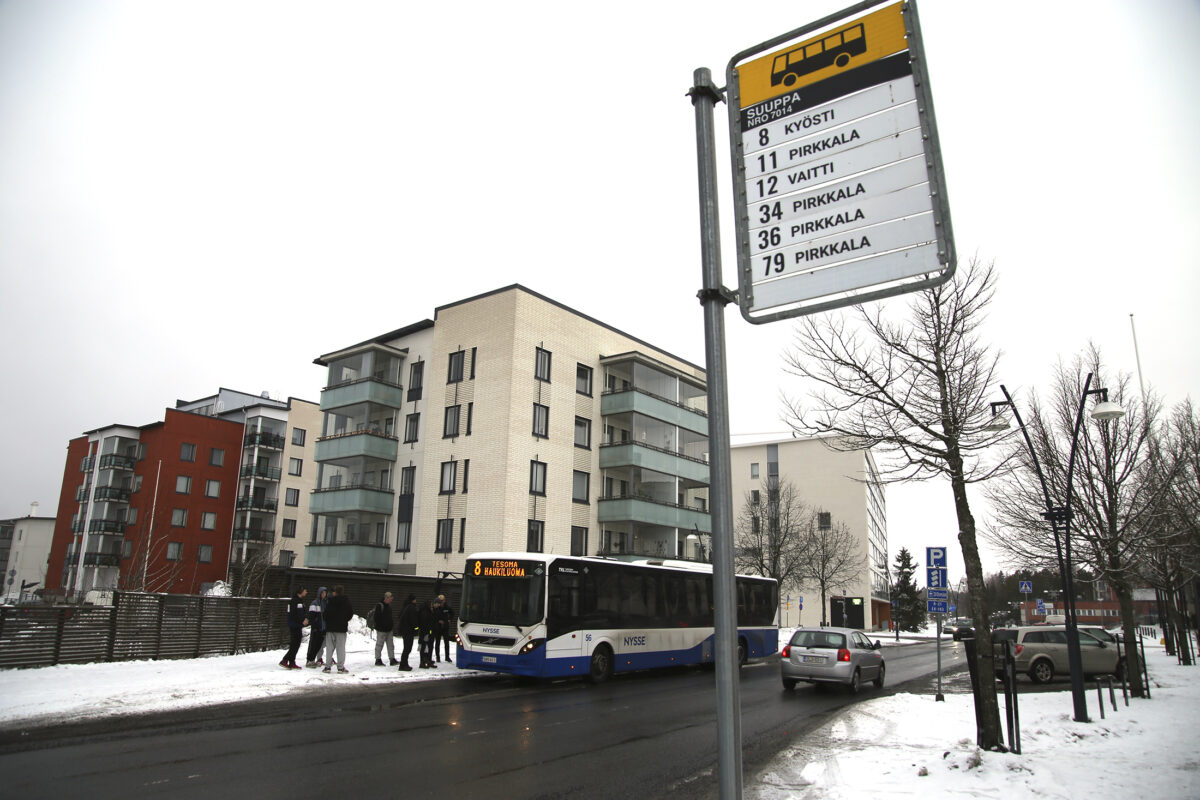 Pirkkalan kunta ja Nysse varoittivat koululaisia sähkötupakan käytöstä linja-autossa – Tästä on kyse