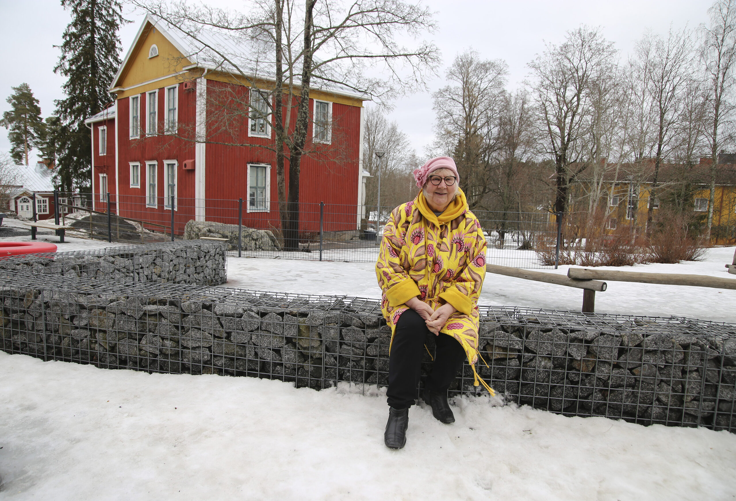Kirjailija Anneli Kanto vieraili lapsuuden maisemassa Nuolialan koulun pihapiirissä: ”Olen aina ollut jotenkin välissä, Pirkkalassakin olimme sivullisia” – kertoo nyt mikä on seuraavan historiallisen romaanin aihe