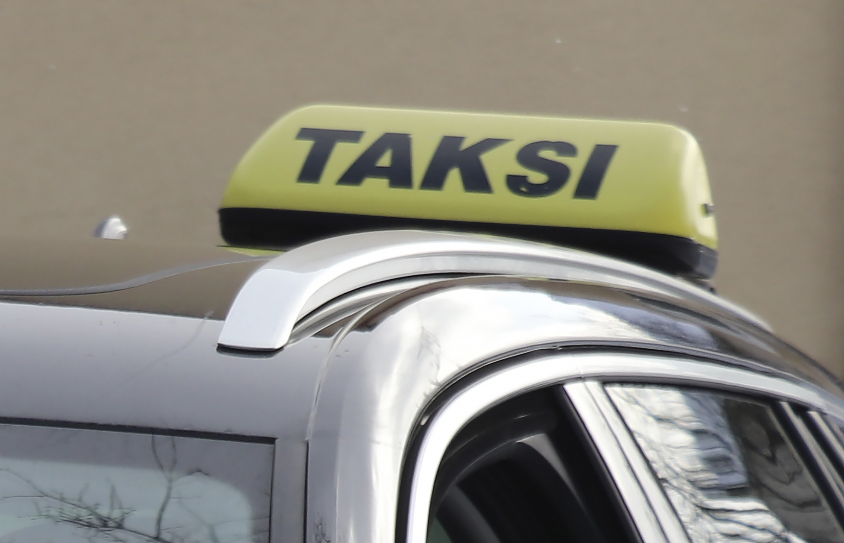 Taksilain uudistuksen kolme keskeisintä muutosta heijastelee alan arkeen tänäkin päivänä – uudistusten tuomaa säröä taksien luotettavuuteen koitetaan saada palautettua
