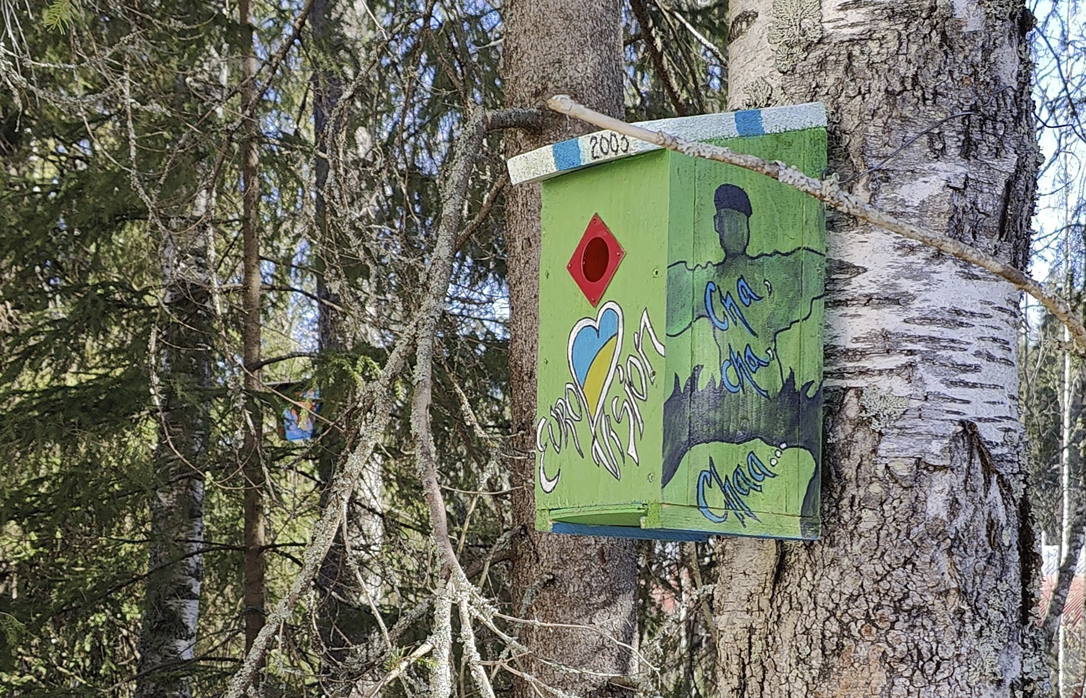 Pirkkalassa kannustetaan Käärijää – Anian lintupuistoon ripustettiin viisupönttö