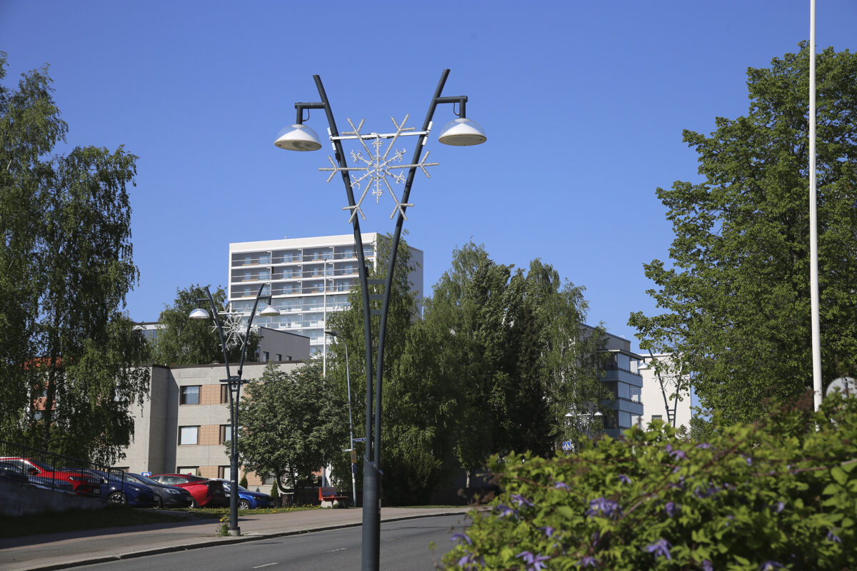 Lumihiutaleen muotoiset ”jouluvalot” ovat yhä esillä Pirkkalan kuntakeskuksessa, vaikka kesä lähestyy – Kunnanpuutarhuri kertoo, mistä on kyse