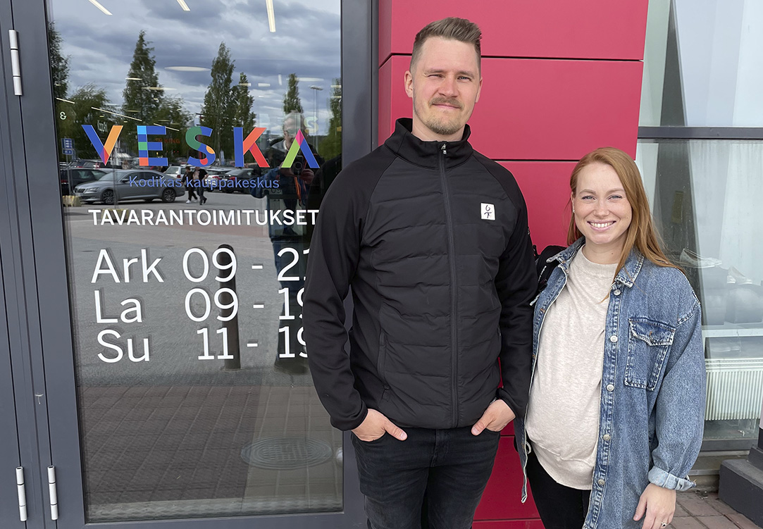 Pirkkalalaiset SM-urheilijat Tommi ja Sanna Ahola odottelevat kesävauvaa – Sanna pohtii palaavansa vielä pesiskentille Pirkkain paidassa