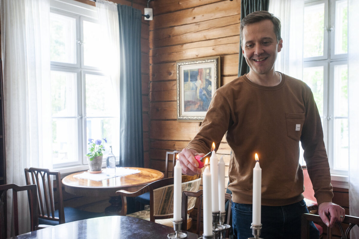 Petteri Soini pitää Rantaniityssä unelmiensa kahvilaa – Liki satavuotiaassa huvilassa sijaitseva Seela on nyt vuoden ikäinen
