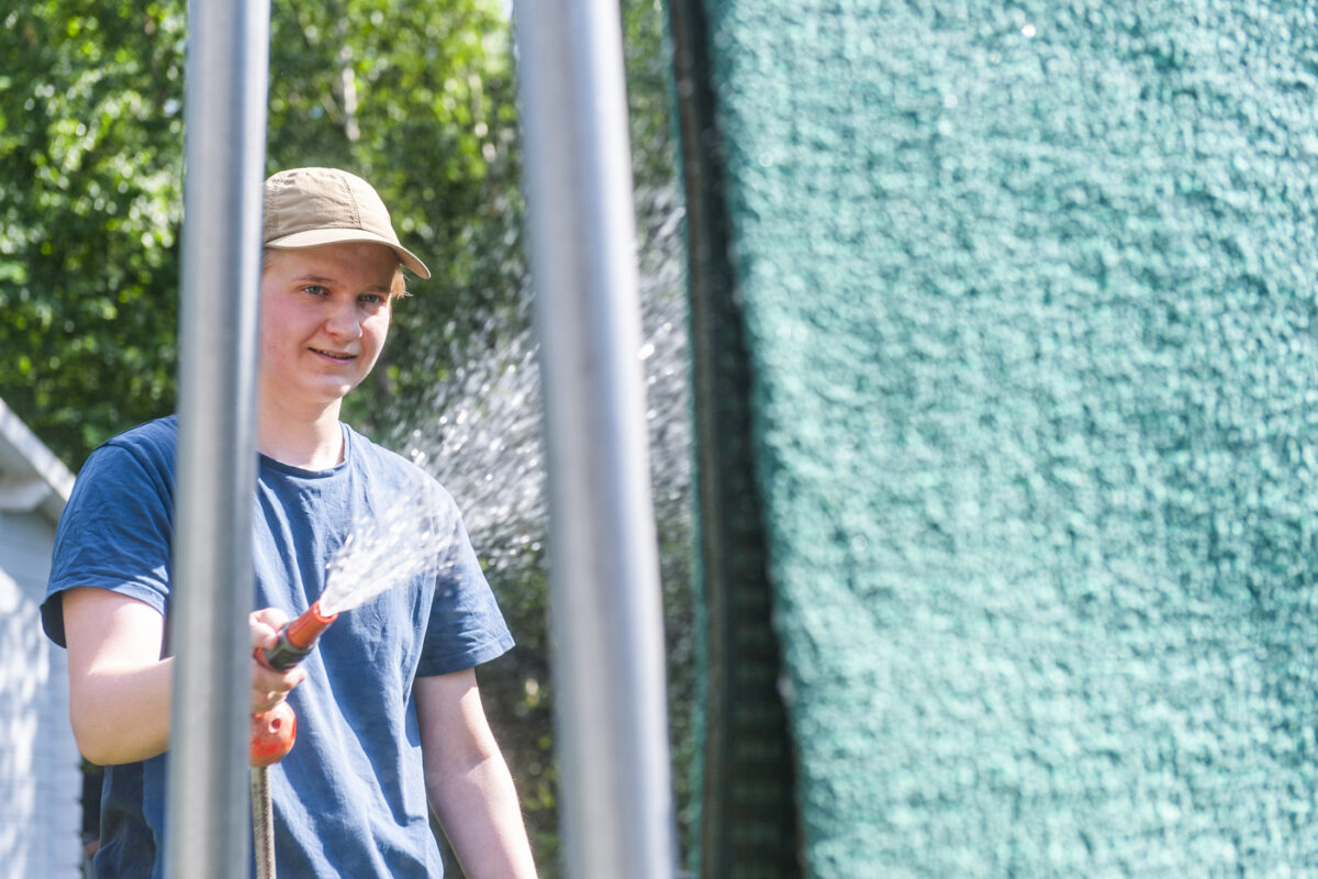 Kun Samu Mäkiaho, 16, aloitti työssään, tuuletustelineitäkin meni hajalle – Nyt hän pesee mattoja jo neljättä kesää: ”On kiva, kun asiakkaat tulevat iloisiksi”