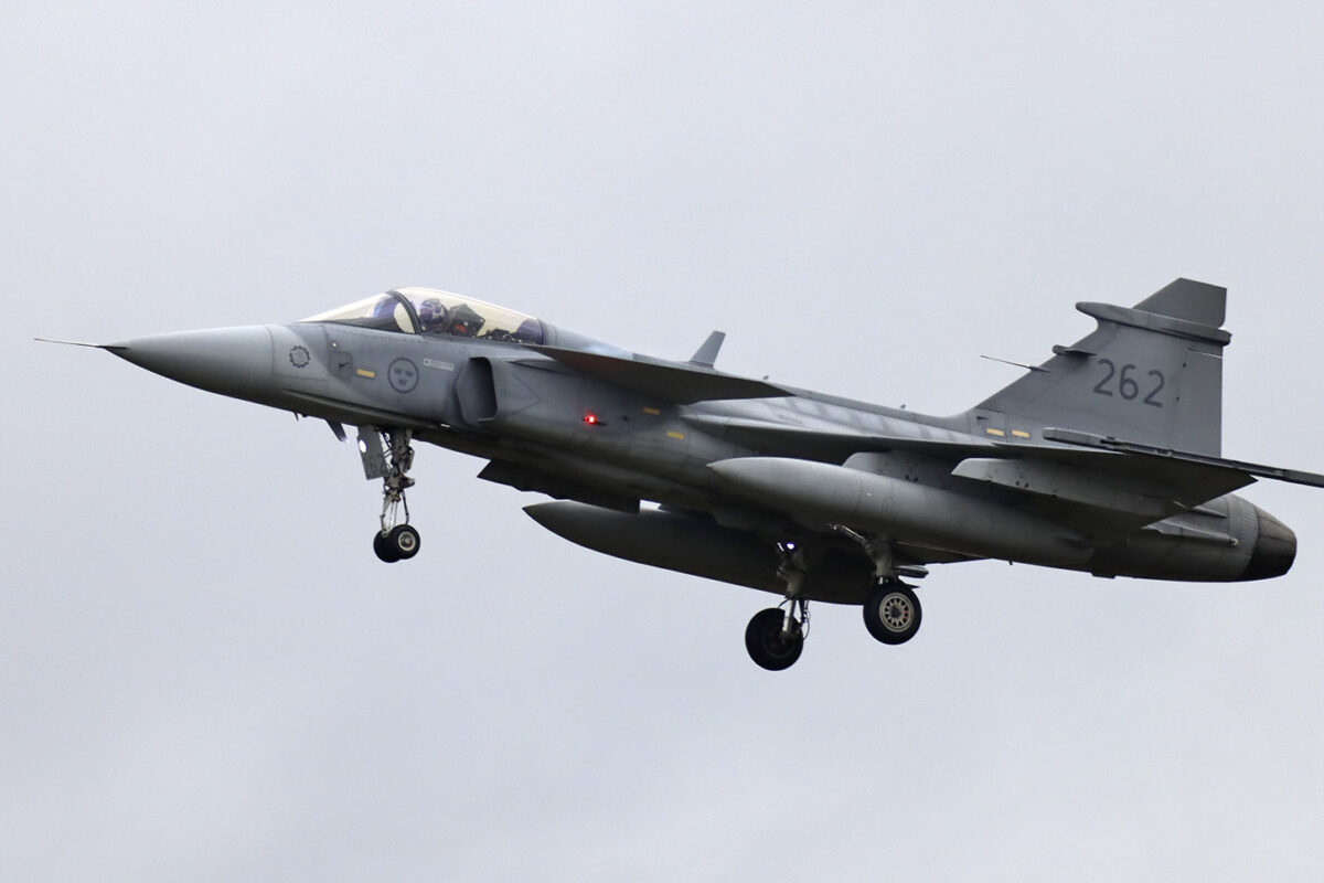 Näin lentävät Ruotsin Gripenit ja Suomen Hornetit Pirkkalassa – Ilmavoimien pääsotaharjoitus menossa