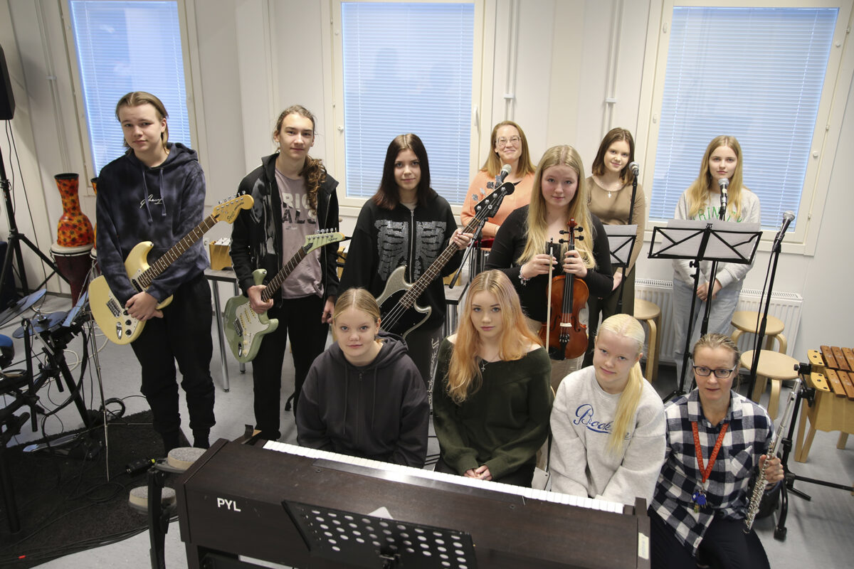 Portugalissa kuunnellaan fadoa, mutta millainen on suomalaisten tyypillinen musiikkimaku? – Vähäjärven koululaiset saavat vieraita ulkomailta ja pitävät yhteiskonsertin