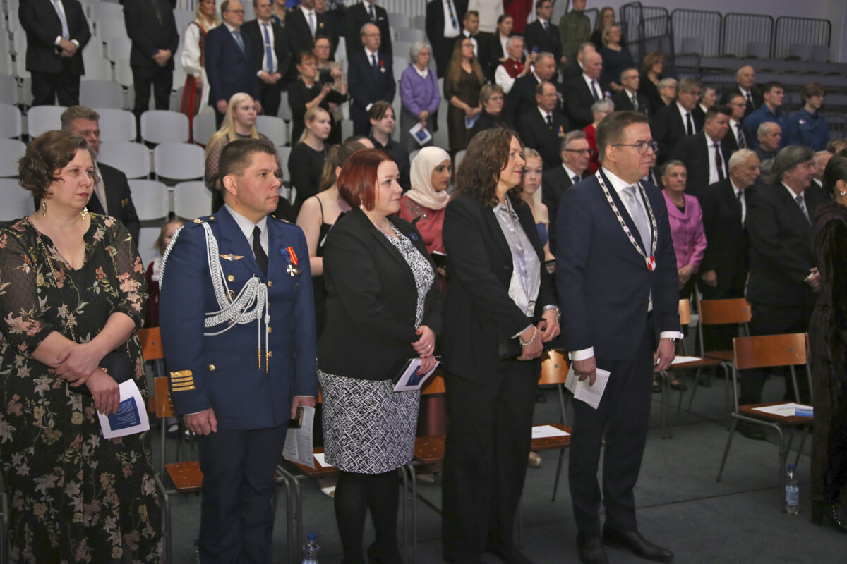 Itsenäisyysjuhla: komentaja kertoi Satakunnan lennoston uudistuksista Pirkkalassa, Pirkkala-palkinto jaettiin kansansivistäjälle