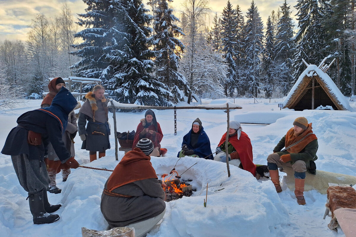 Kuvat: Birckalaisten väki kokoontui tulille ja kisailemaan talvisessa Reipin muinaiskylässä – kylän tullessa valmiimmaksi sen tapahtumia avataan yleisölle
