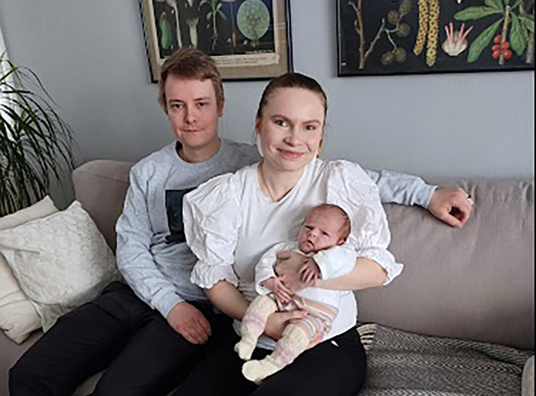Karjala-seuran rotinat vietiin Jennin ja Jonnen perheeseen – viime vuoden viimeinen Pirkkala-vauva sai käsin neulotun villapuvun