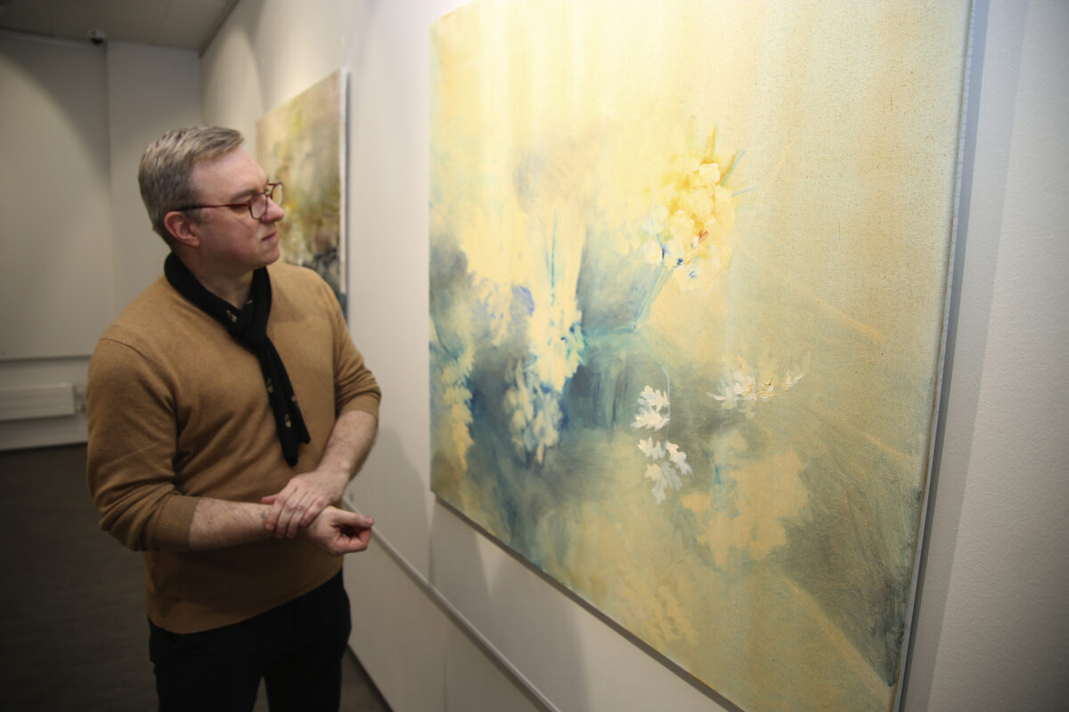 Pirkkalan taideyhdistyksen vuosinäyttely avautui Galleria 2:ssa – stipendiaatiksi valitun työ herätti ammattitaiteilijassa ihastusta