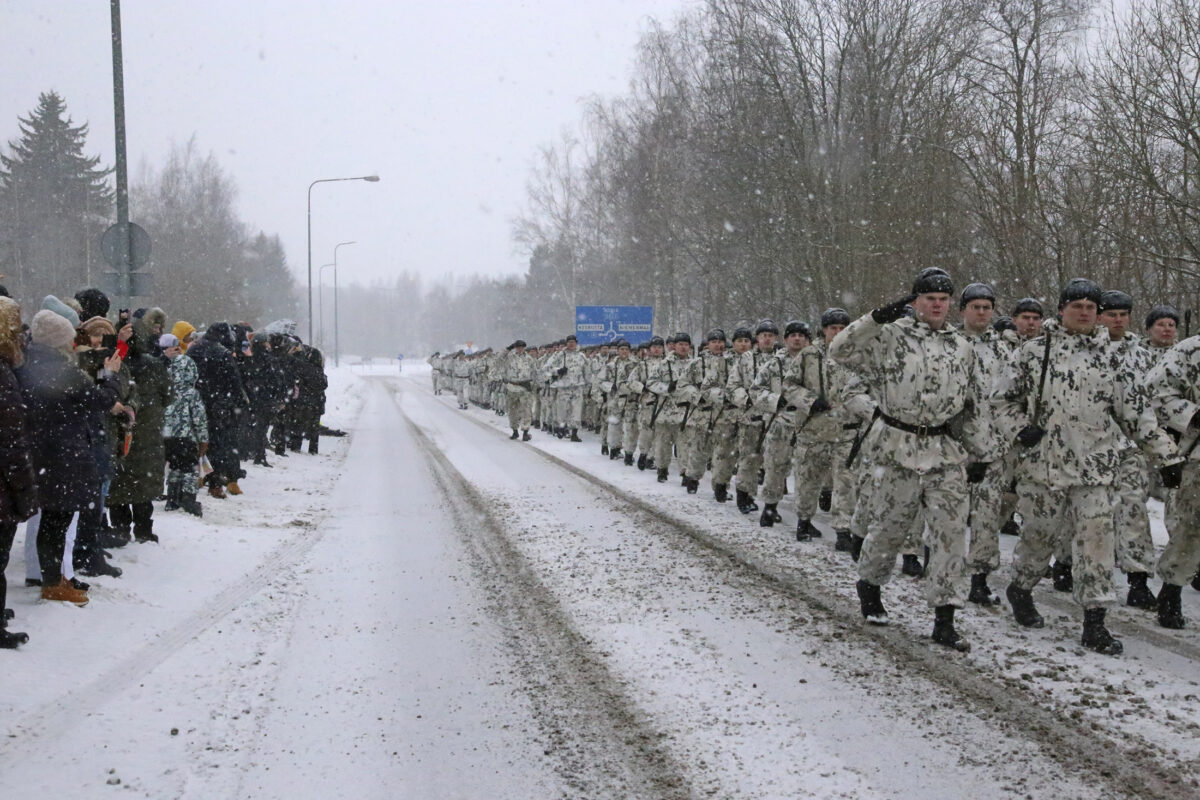 Nato-Suomen on huolehdittava edelleen omasta puolustuskyvystään, muistutti lennoston väistyvä komentaja alokkaita – Näin sujui juhlava valapäivä Pirkkalassa