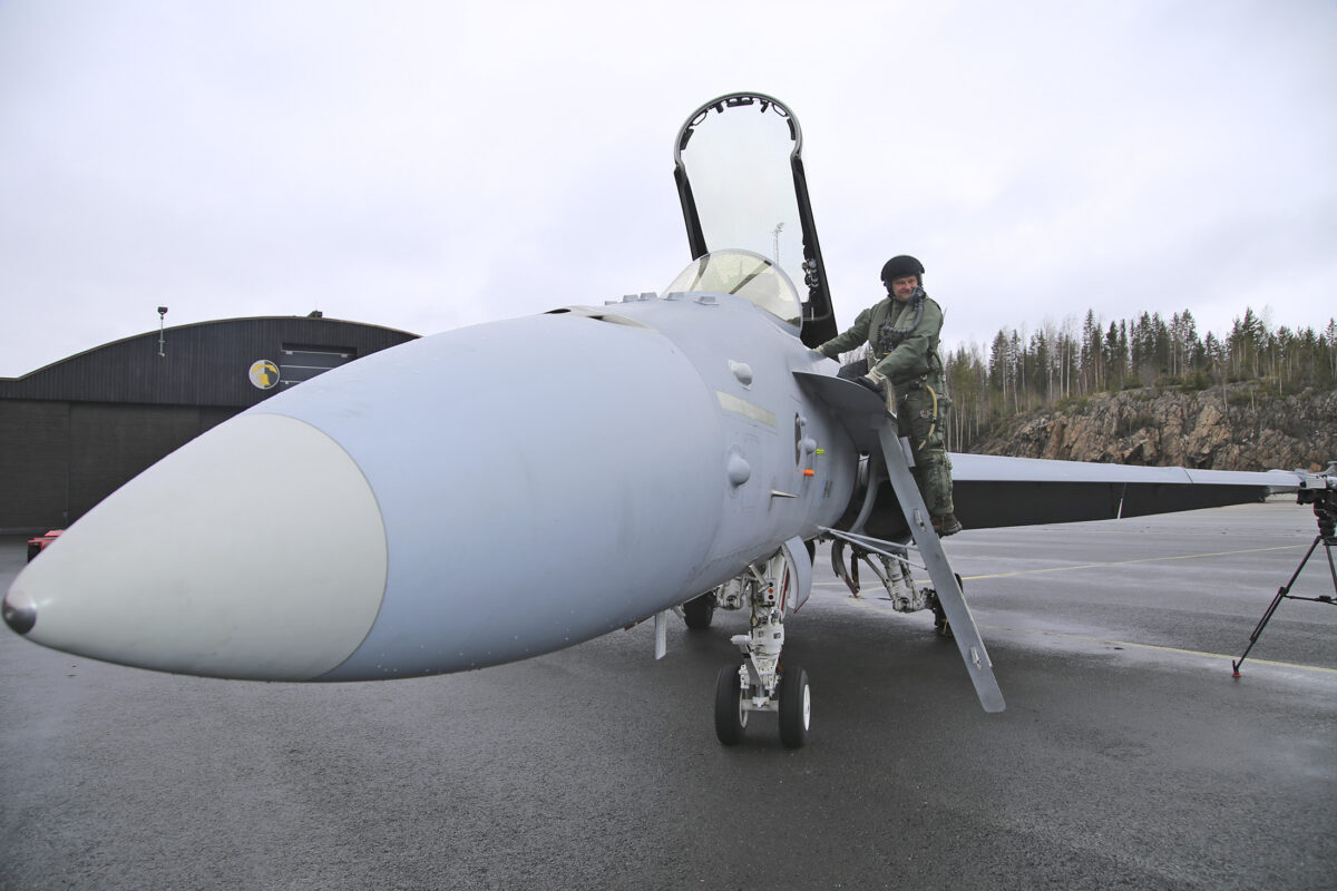 Ilmavoimien komentaja lensi ensimmäisen Hornetin Pirkkalasta purettavaksi – Eivät sovellu Ukrainaan vietäviksi