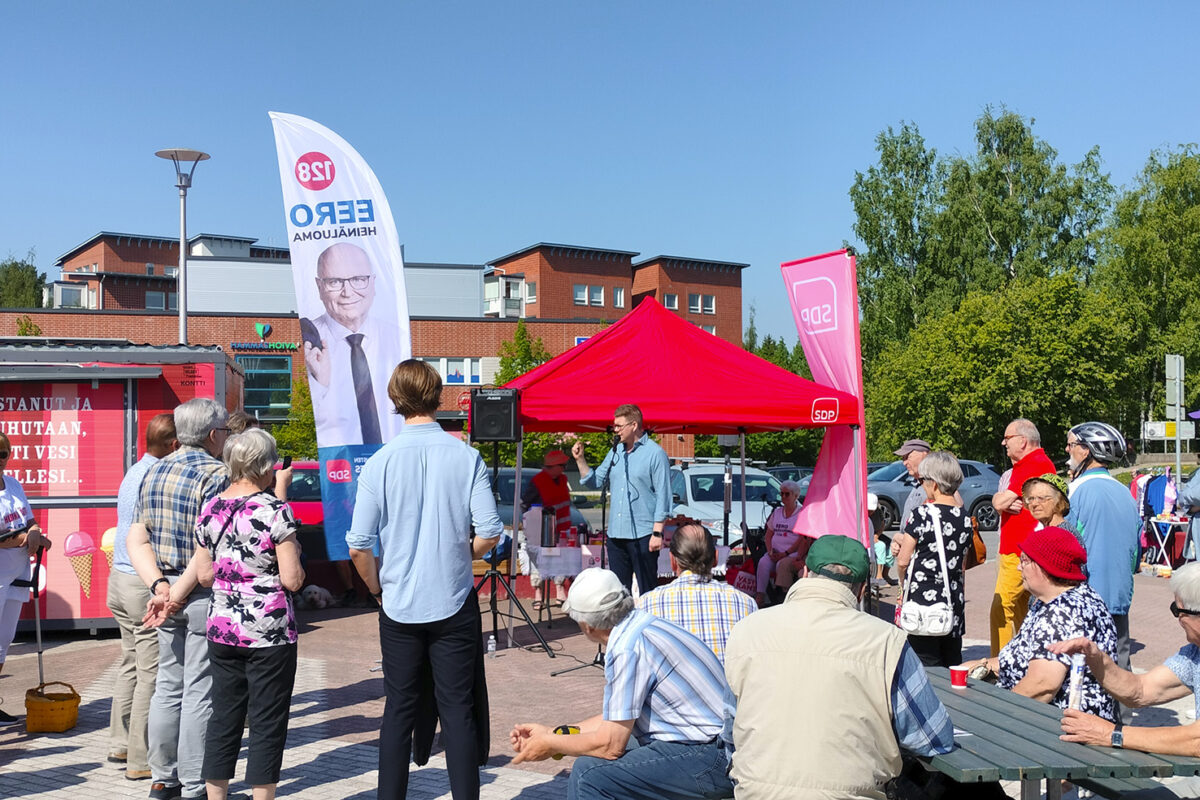 SDP:n puheenjohtaja Antti Lindtman veti väkeä Suupantorille – ”Jo riittää laitaoikeiston nousulle ja hallituspolitiikalle”