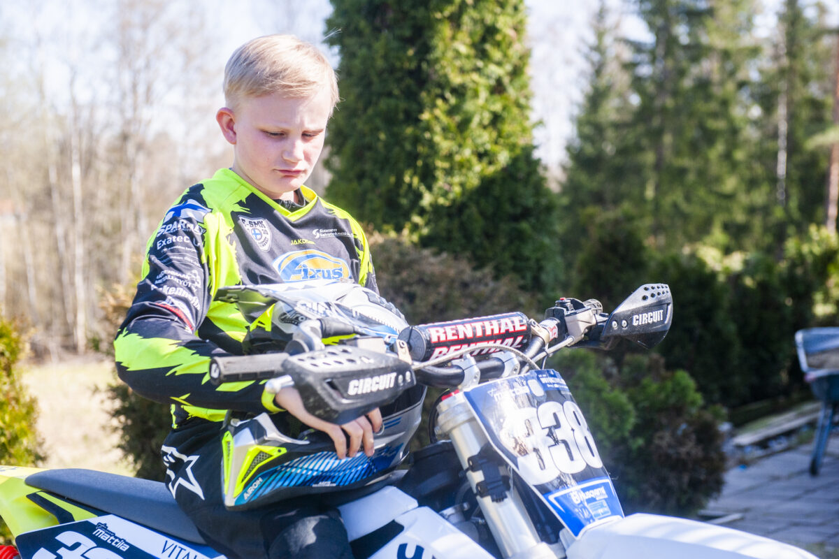 ”Koska saan motocross-pyörän?” pirkkalalainen Frans kysyi kolmevuotiaana – nyt 12-vuotias motoristi ajaa kilpaa isompiaan vastaan, mutta isää jännittää kilpailuissa yhä yksi hetki