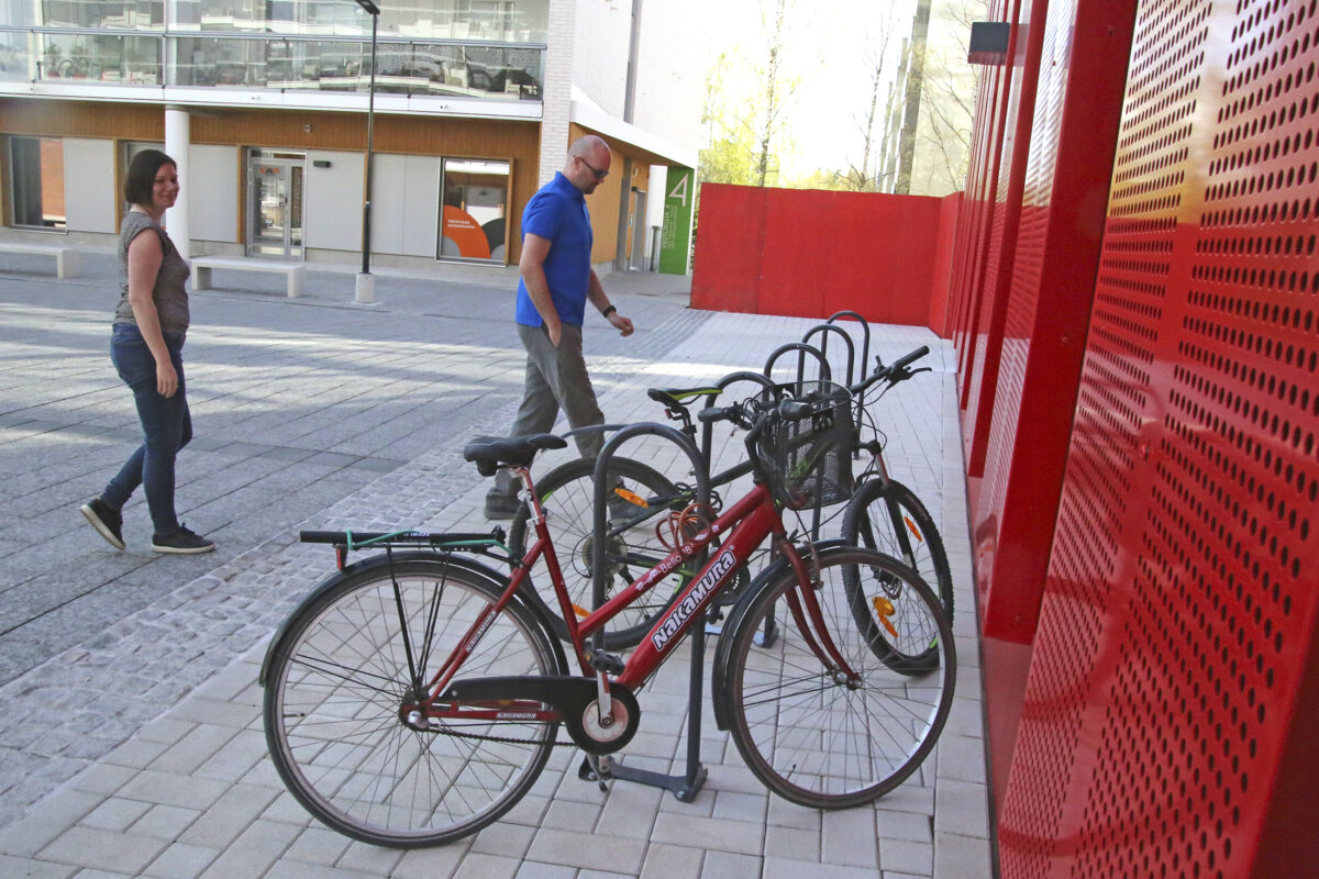”Moni haluaisi hankkia sähköpyörän, jos vain uskaltaisi jättää sen parkkiin” – Varkaiden pelko jarruttaa pyöräilyn yleistymistä Pirkkalassa