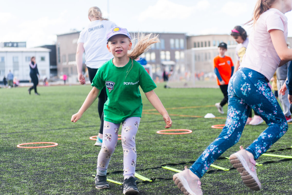 Pirkkojen kesäyleisurheilukoulu on ennätyssuosiossa – pitkään toiminnassa mukana ollut Roosa Malm on havainnut lapsissa kaksi muutosta