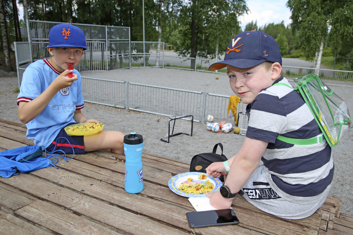 Lasten ilmaiset puistoruokailut saivat innostuneen vastaanoton Pirkkalassa – ”Pakattiin lautaset ja lähdettiin tänne”