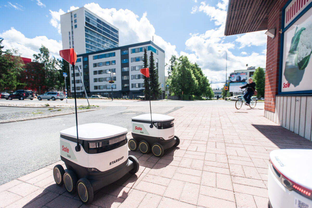 Tietämätön autoilija voi ajautua kuljetusrobotin kanssa pattitilanteeseen – mutta voiko Pirkkalaankin saapuneilla roboteilla tilata kotiin juhannusoluet?
