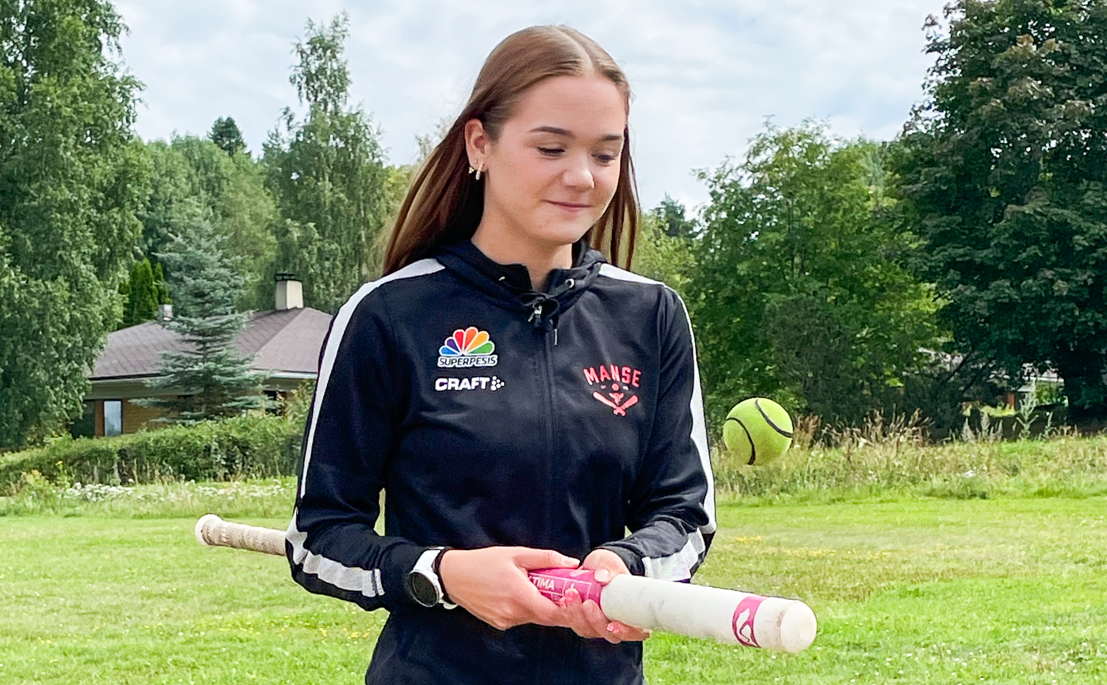 Pirkkalalainen Lilli Mäkelä, 17, pelaa pesäpalloa neljässä eri sarjassa – pesislupauksen kesään on mahtunut huima määrä otteluita ja uunituore ajokortti