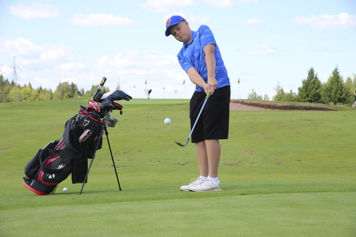 Valtteri Lindroos (13) voitti SM-kultaa golfissa – nuori lahjakkuus harrastaa toistakin lajia kilpatasolla, ykköslajin valinta tulee eteen myöhemmin