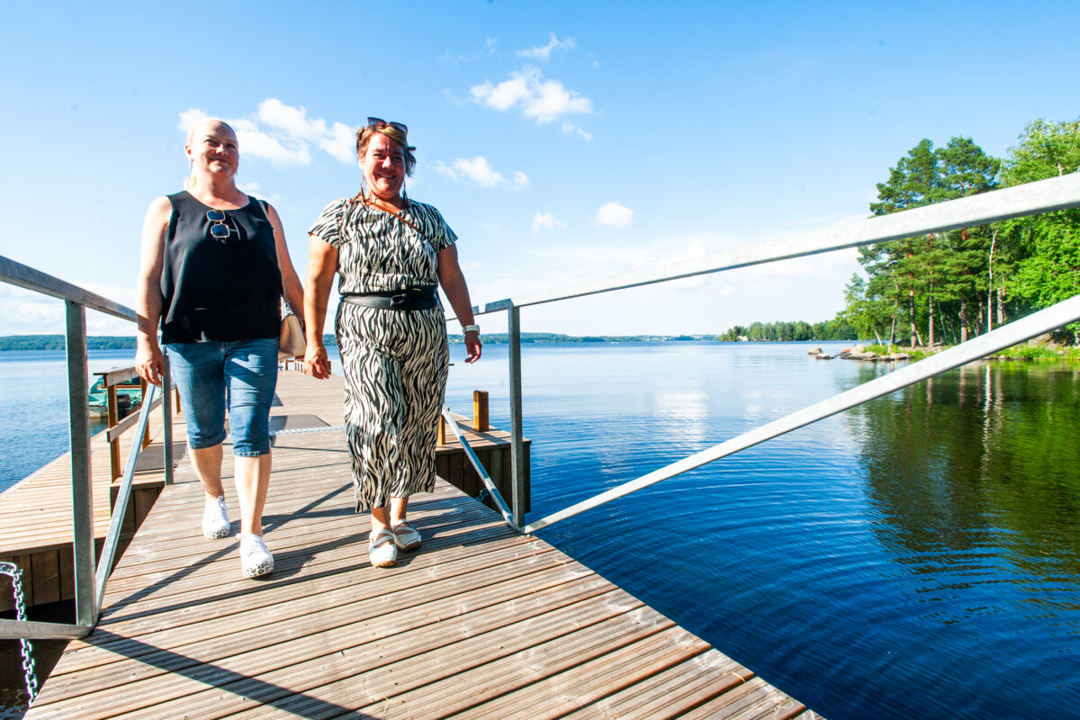 Kuntabongarit Veera ja Minna kertovat, mikä erottaa Pirkkalan muista kunnista – toisella heistä on Pirkkalan Teboiliin liittyvä romanttinen muisto