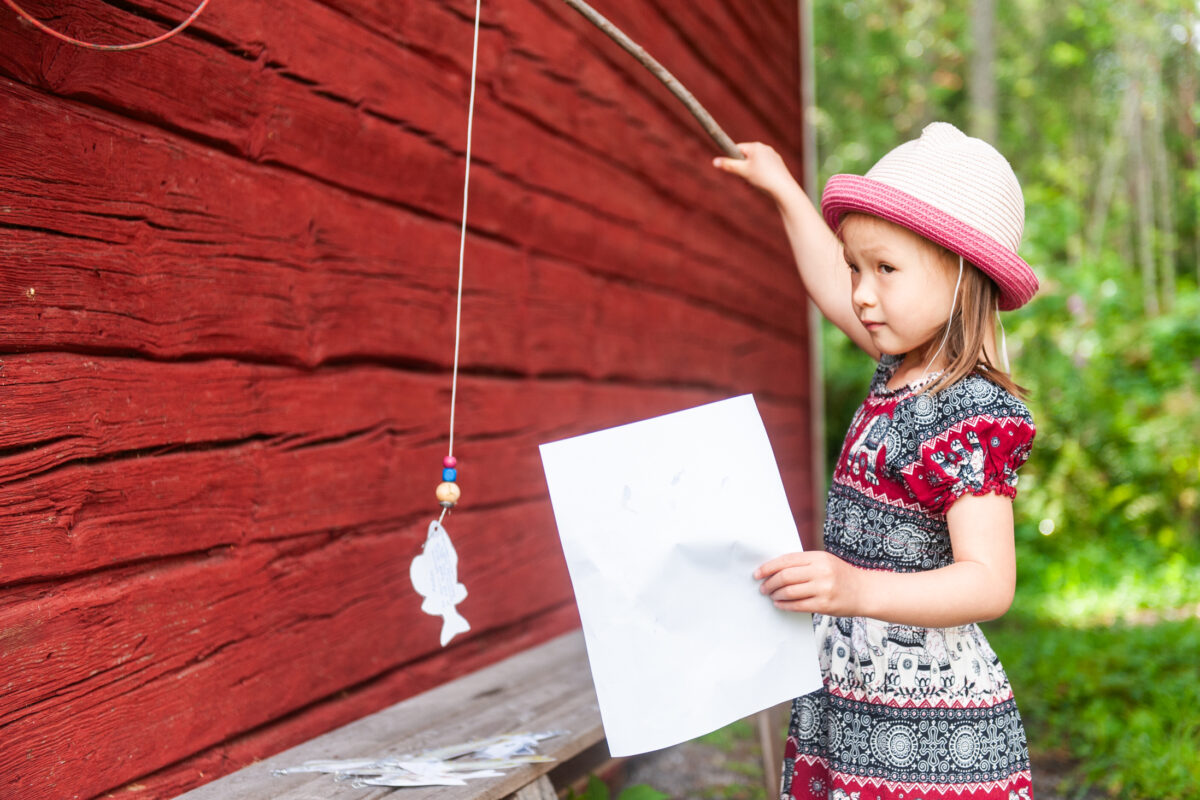 Ella, 4, pääsi Reipin kesäkauden päättäjäisissä onkimaan – Islan, 6, mielestä hauskinta oli kuitenkin kivien etsiminen