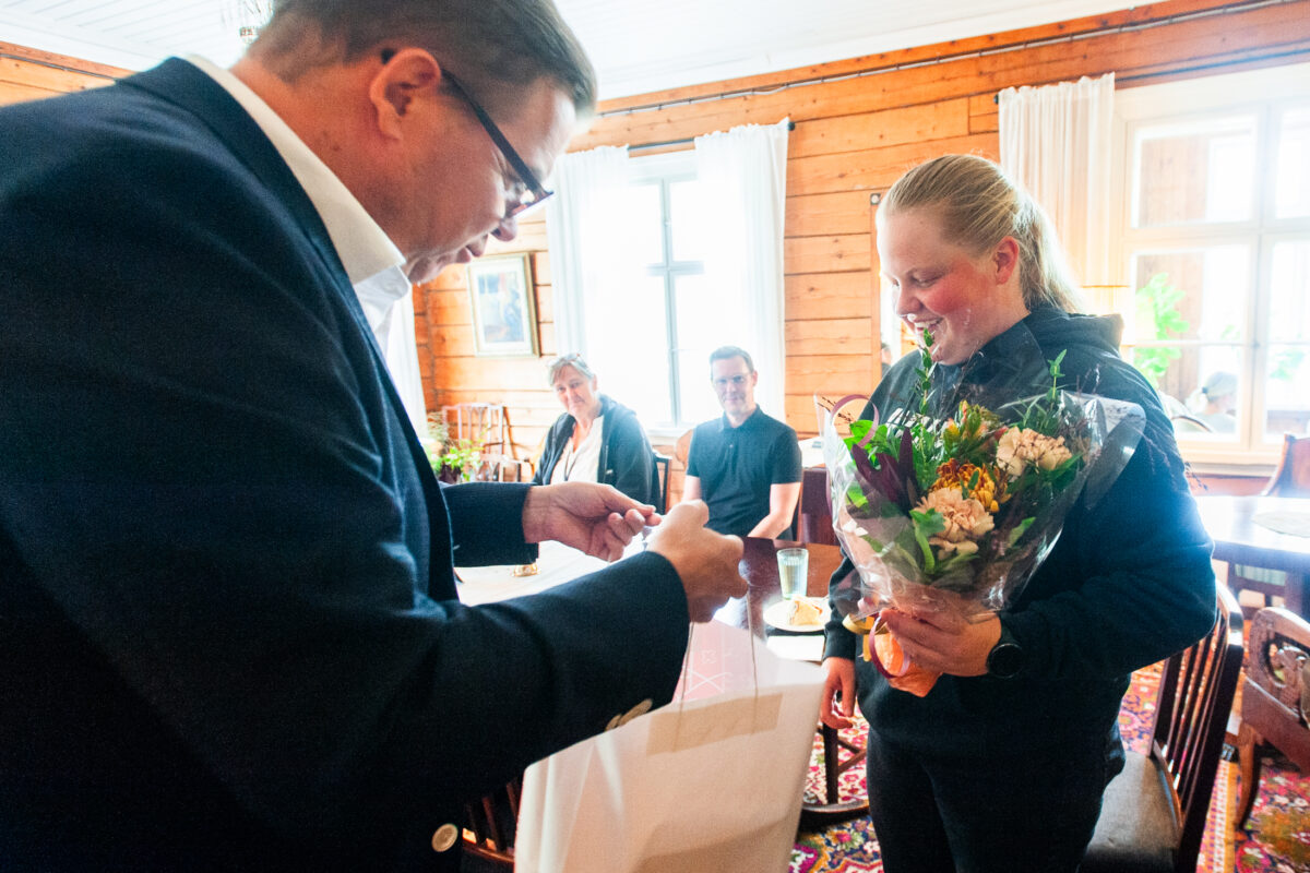 Pirkkala muisti MM-kultaa voittanutta Eveliina Salosta – tästä syystä hän on ”maailman onnellisin frisbeegolfin maailmanmestari”