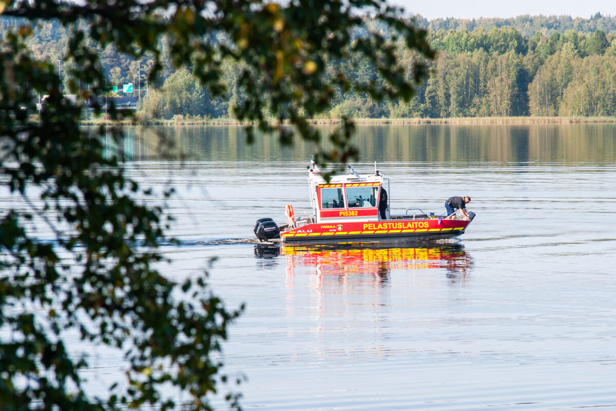 Rajasalmessa etsittiin henkilöä, jonka epäiltiin joutuneen sillalta veden varaan – etsinnät lopetettu tuloksettomina