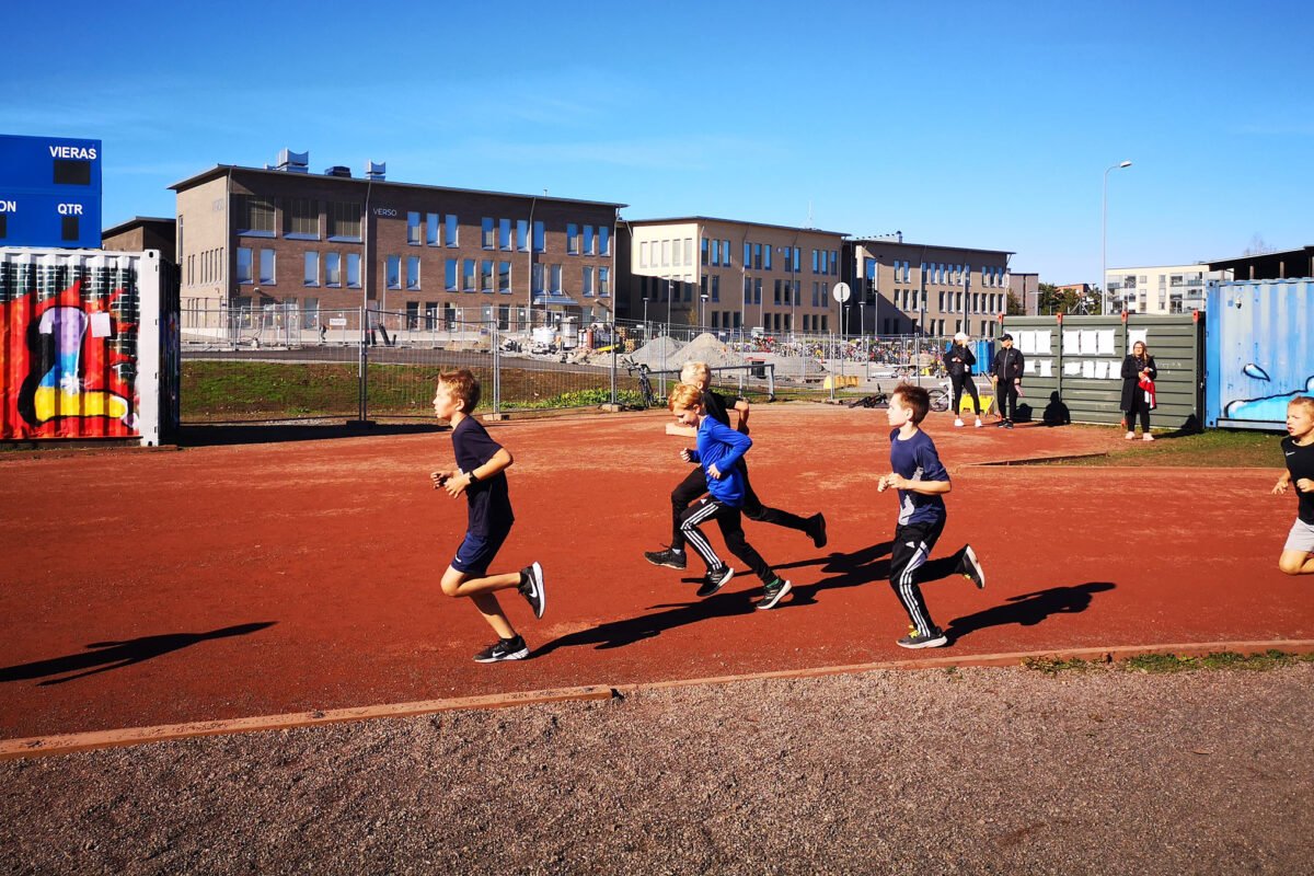 Koululaiset yleisurheilukisoissa – yksi Pirkkalan koulu osoittautui varsinaiseksi kultarohmuksi