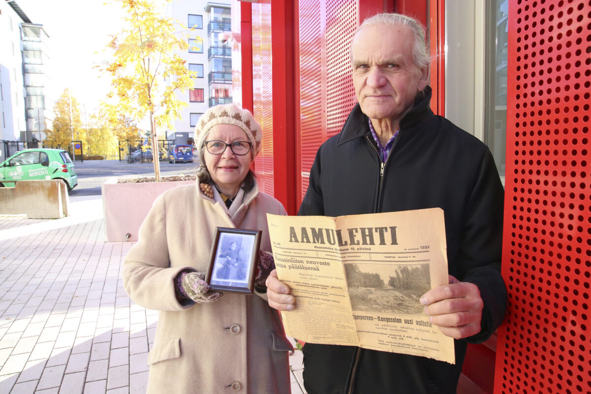 Pirkkalan ikkunat täyttyvät viikonloppuna taiteella ja esityksillä – Sinikka Vihmari istuutuu ikkunan ääreen neulomaan vanhassa mekossa